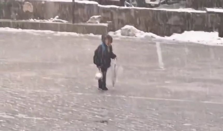 Kar Yağışına Rağmen İstiklal Marşı’nı Coşkuyla Okudu