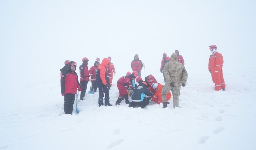 Komşu ilde 2 bin 600 rakımda nefes kesen çığ tatbikatı