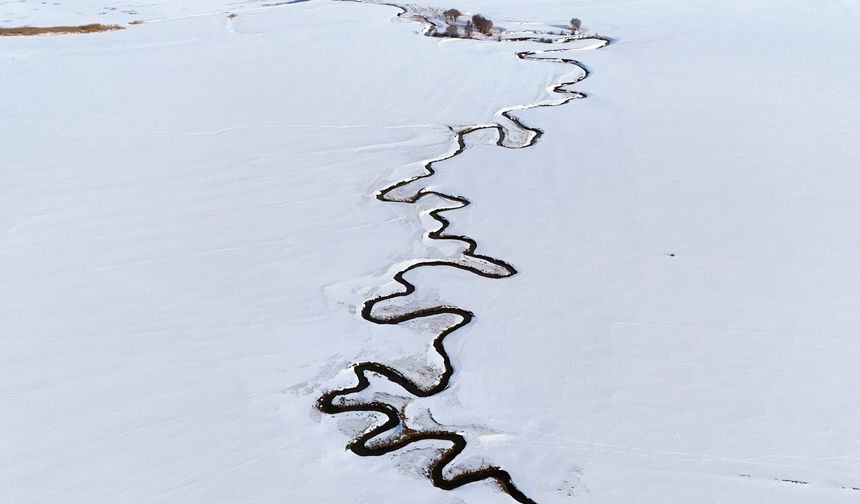 Kar Altındaki Menderesler Kartpostallık Görüntüler Sundu