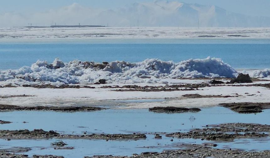 Adilcevaz Arin Gölü’nde Buz Dalgaları Sahili Kapladı