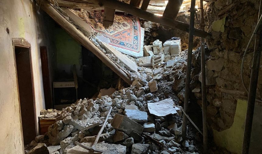 Van'da 2 katlı evin toprak damı çöktü