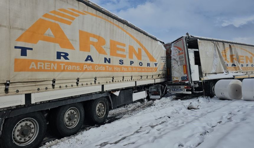 Bitlis'te Tırlar Çarpıştı