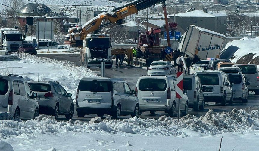Van'da tır kazasında uzun araç kuyruğu oluştu