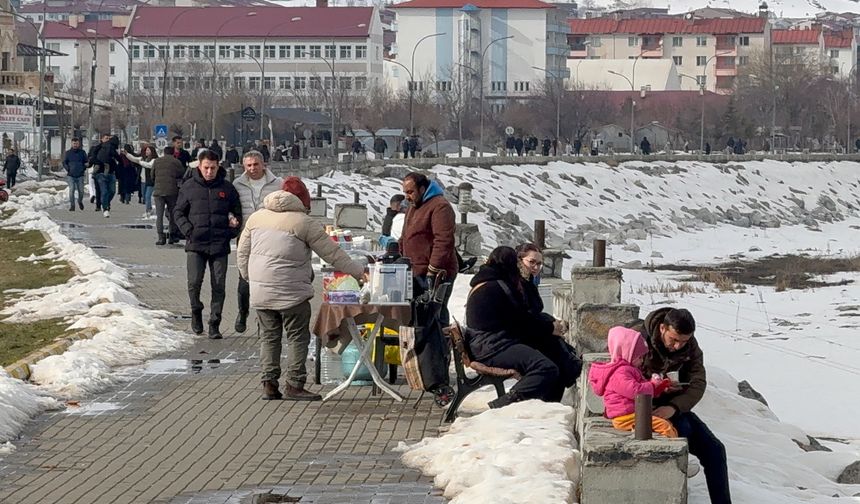 Tatvan’da Bahar Havası Van Gölü Sahili’nde Yoğunluk Oluşturdu