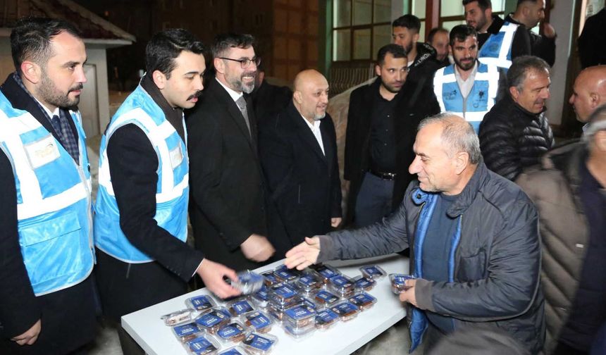 Başkan Tanğlay, Teravih Sonrası Vatandaşlarla Bir Araya Geldi