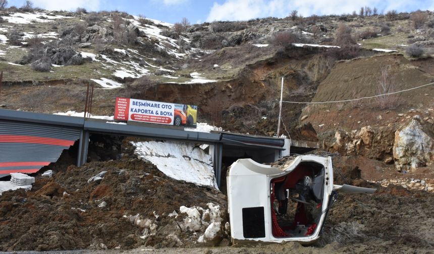 Bitlis’te İş Yerlerinin Üzerine Heyelan Düştü: O Anlar Kamerada!