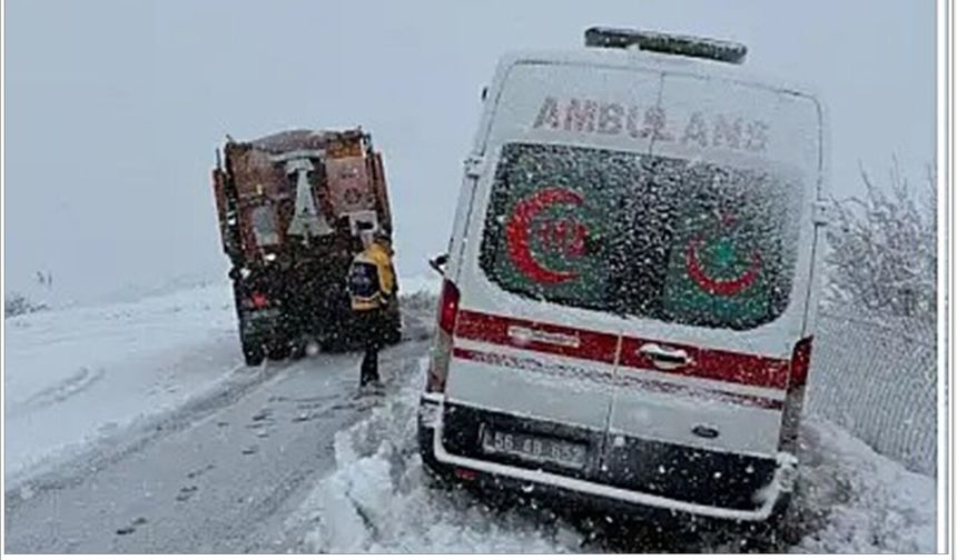 Siirt’te hasta almaya giden ambulans kar nedeniyle yolda mahsur kaldı