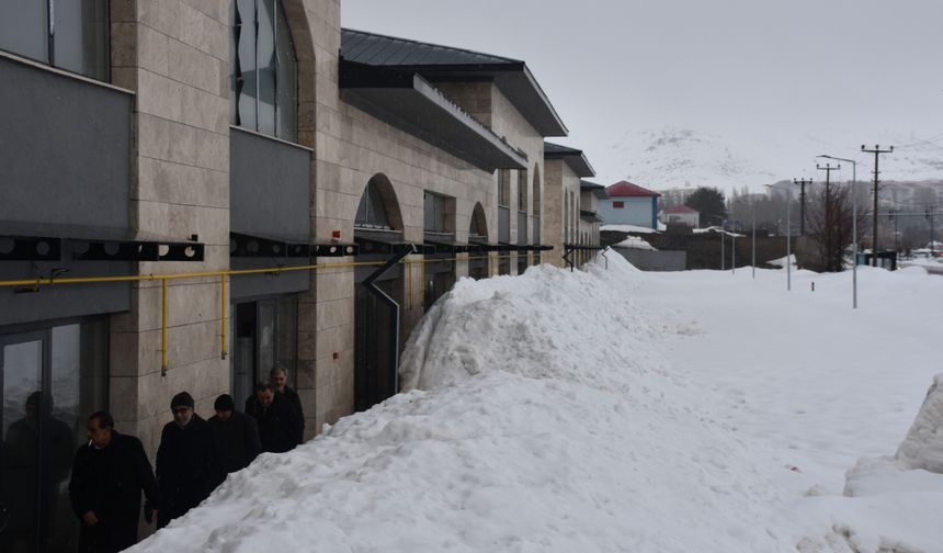 Bitlis’te zamanında teslim edilmeyen iş yerleri için hak sahiplerinden TOKİ’ye tepki