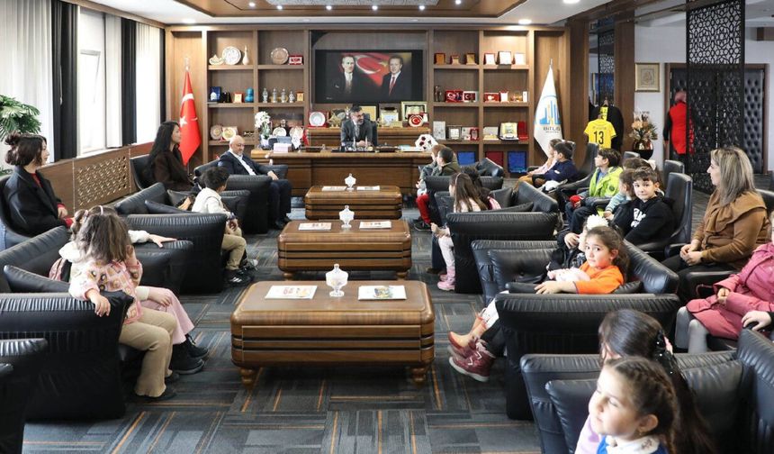 Bitlis’te Minik Öğrencilerden Belediye Başkanı Tanğlay’a Ziyaret