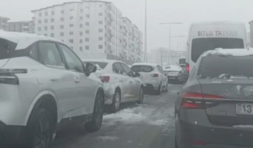 Bitlis’te Kar Yağışı Trafiği Kilitledi