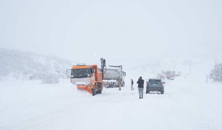 Mutki ve Kulp kara yolları kar ve tipi nedeniyle ulaşıma kapatıldı