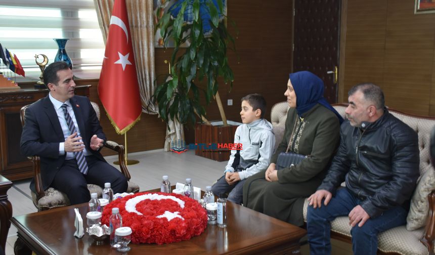 Kar altında İstiklal Marşı’nı okuyan Batuhan Efe Vali Karakaya’nın misafiri oldu