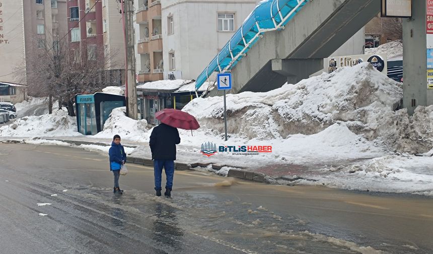 Sağanak Yağış Bitlis’te Yolları Göle Çevirdi: Vatandaşlar Yetkililere Tepki Gösterdi