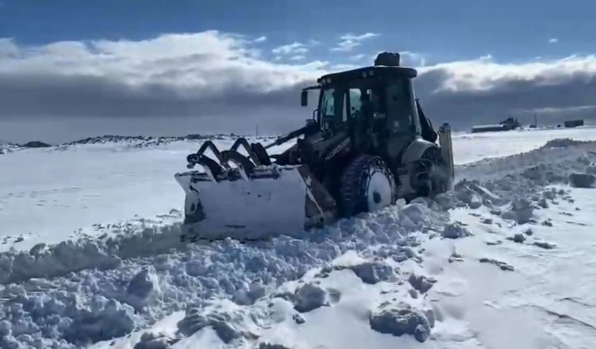 Bitlis'te yolların açılması için çalışmalar sürüyor
