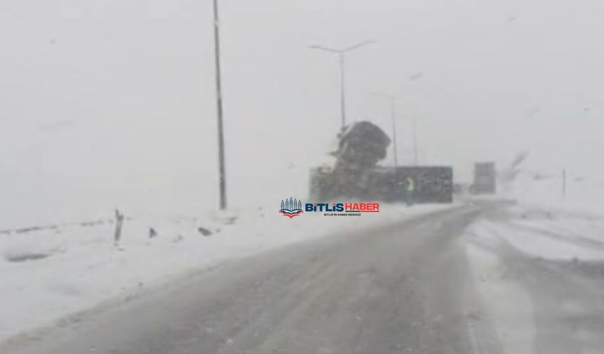 Bitlis’te kontrolden çıkan tır yan yattı
