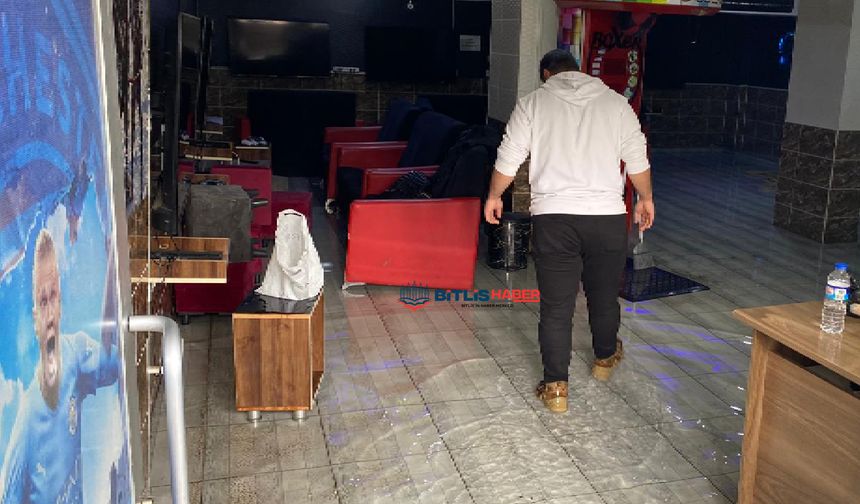 Bitlis’te iş yerini su basan esnaftan tepki: Her yağışta halimiz bu!