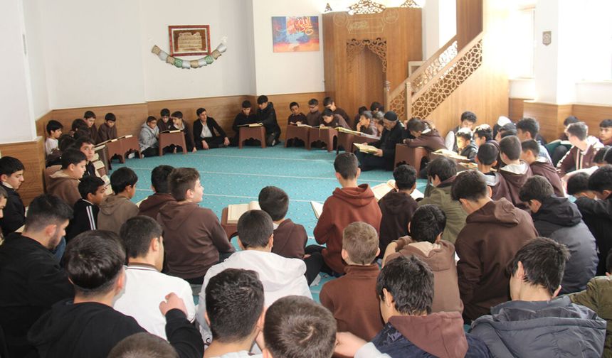İmam hatipliler okul mescidlerinde mukabele halkalarında buluşuyor
