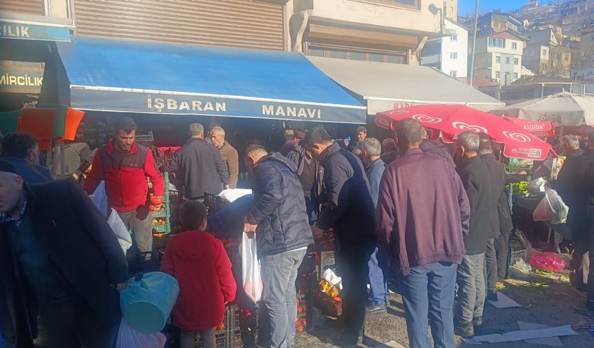 Bitlis’te İndirimi Duyan Vatandaşlar  Manava Akın Etti