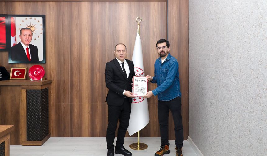 Ökkeş Gül’ün 'Uzuntaş Köyünde An' Çalışması ÖğretmenİZ Dergisi’nde Yer Aldı