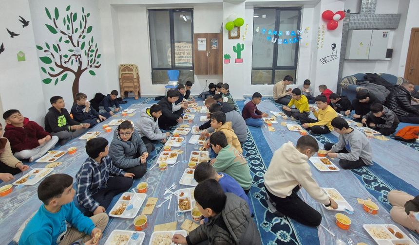 Bitlis’te Geleneksel Çocuk İftarı Programı Gerçekleştirildi