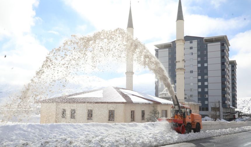 Bitlis’te karla mücadele çalışmaları aralıksız sürüyor