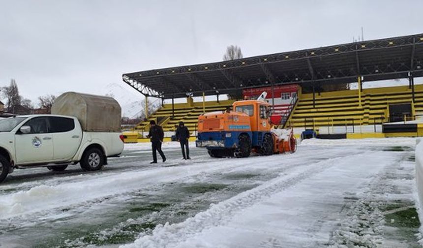Bitlis 8 Ağustos Stadyumu’nda Kar Temizliği