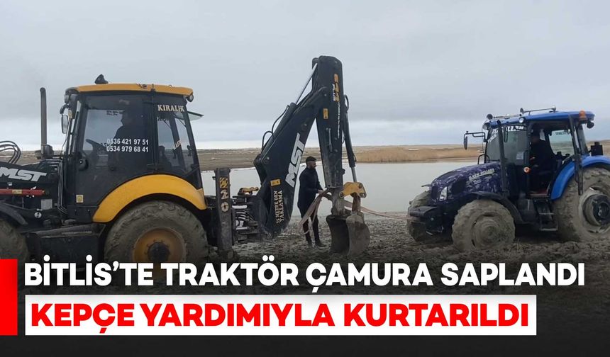 Bitlis'te Çamura Saplanan Traktör Kepçeyle Kurtarıldı