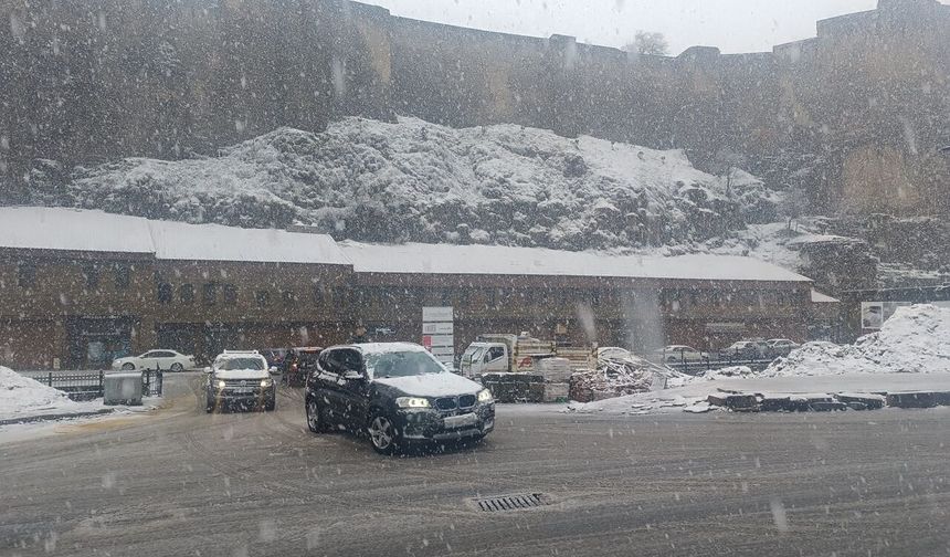 Bayramın İlk Gününde Bitlis’te Lapa Lapa Kar Yağıyor