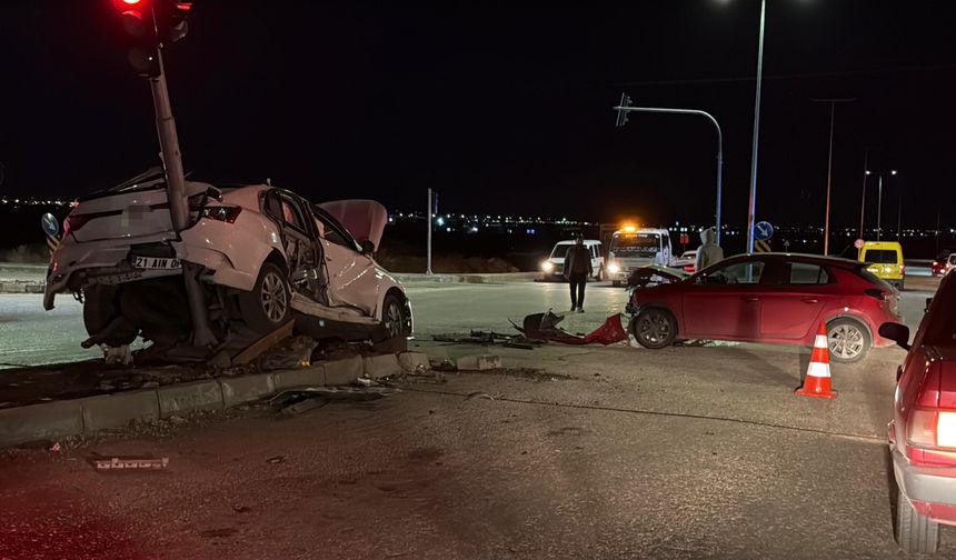 İki Otomobil Kafa Kafaya Çarpıştı: 3 Yaralı