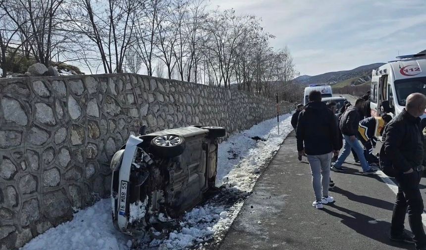 Otomobil İstinat Duvarına Çarpıp Devrildi: 2’si Ağır 5 Yaralı