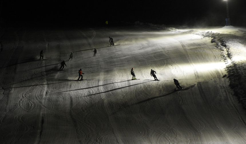 Bitlis’te İftar Sonrası Gece Kayağı Keyfi