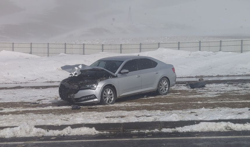 Van’da Kaymakamın Bulunduğu Araç Kaza Yaptı