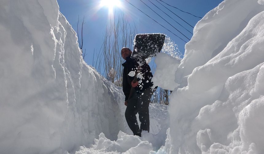 Bitlis'te açtıkları kar tünelleriyle evlerine ulaşıyorlar