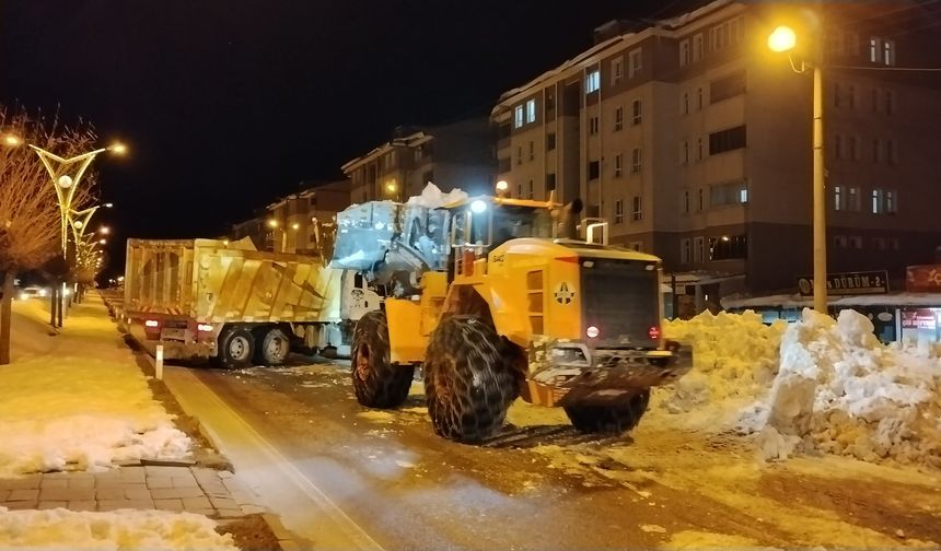 Bitlis’te Kaldırımlardaki Karlar Kamyonlarla Taşınıyor