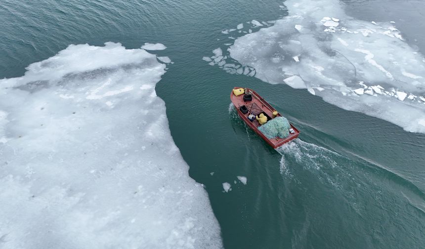 Nazik Gölü’nde buzlar çözüldü, tekneler yeniden suya indi