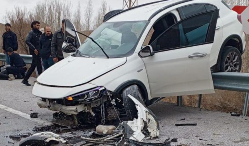 Van’da feci kaza: Otomobil bariyerlerde asılı kaldı, 4 yaralı