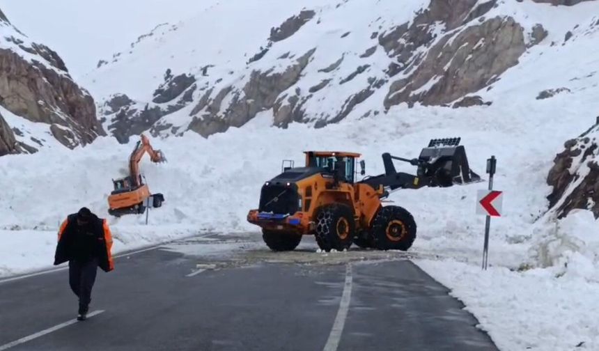 Güzeldere Geçidi’nde çığ felaketi: Araçlar mahsur kaldı