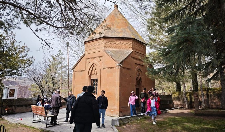 Bayramda Ahlat’a ziyaretçi akını: Türbe dolup taştı