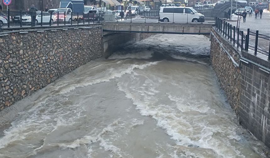 Bitlis’te Yağışlar Derelerin Debisini Yükseltti
