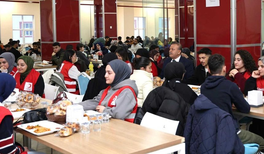 Bitlis Eren Üniversitesi'nde Ramazan Sofrası: Öğrenciler İftarda Buluştu