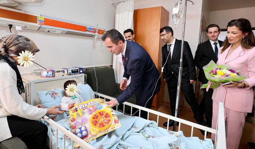 Bitlis Valisi Karakaya, Bayramda Hastaları Ziyaret Etti