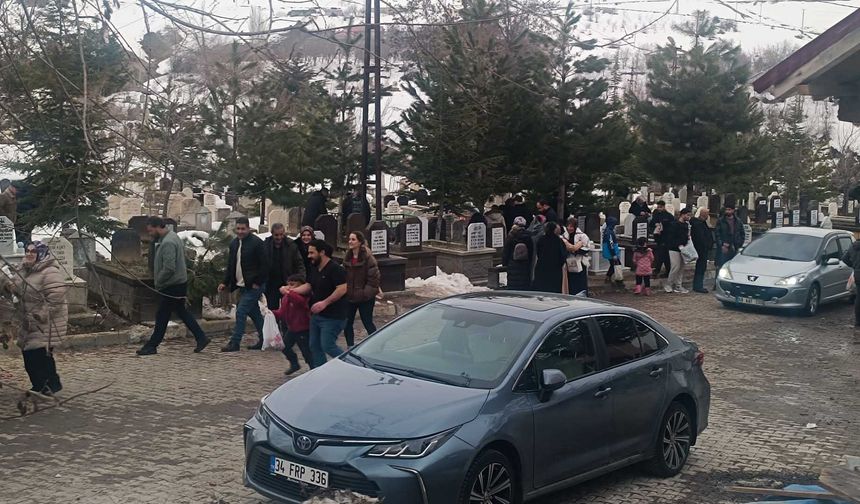 Bitlis'te arefe günü mezarlıklar ziyaret edildi
