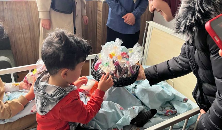 Bitlis’te Yurtta Kalan Öğrenciler Hastanede Tedavi Gören Çocuklara Oyuncak Verdi