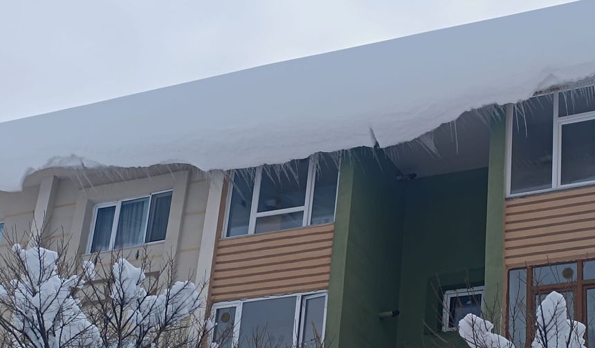Bitlis’te çatılardaki buz ve kar kütleleri tehlike saçıyor