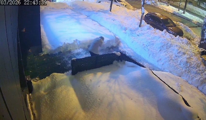 Bitlis'te çatıdan düşen kar kütlesi az daha can alıyordu