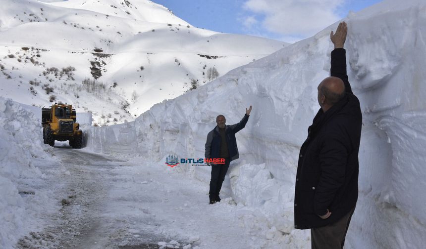 Bahar mevsiminde Bitlis'te metrelerce kalınlığa ulaşan karla mücadele