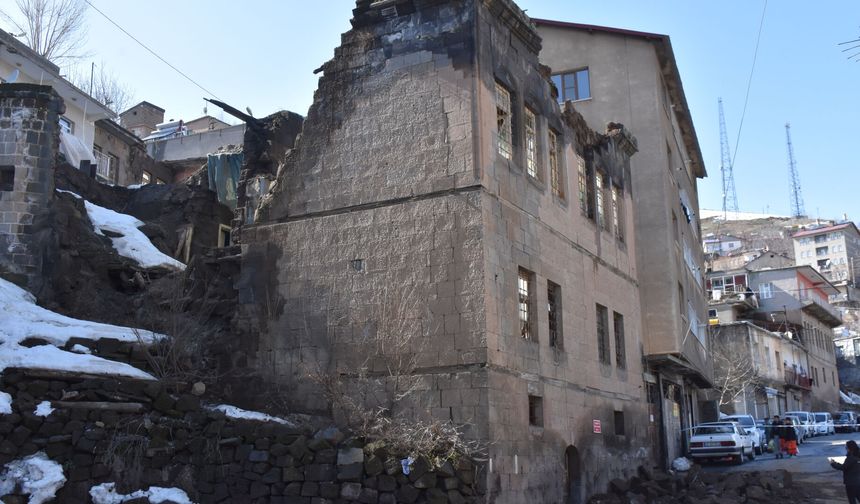 Bitlis'te unutulmaya yüz tutan tarihi evler bir bir yıkılıyor