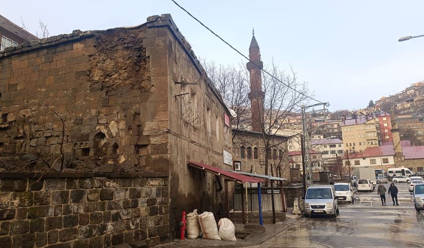 Bitlis'te her gün bir tarihi yapı yıkılıyor