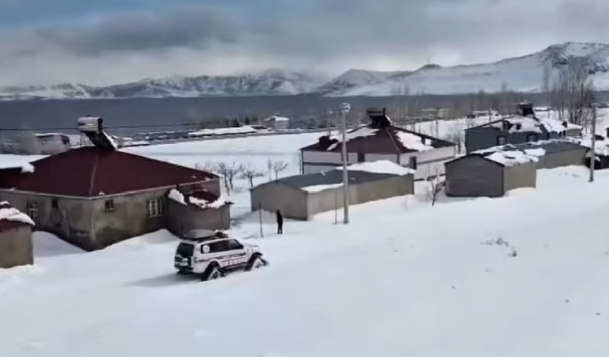 Bitlis'te rahatsızlanan hasta paletli ambulansla kurtarıldı