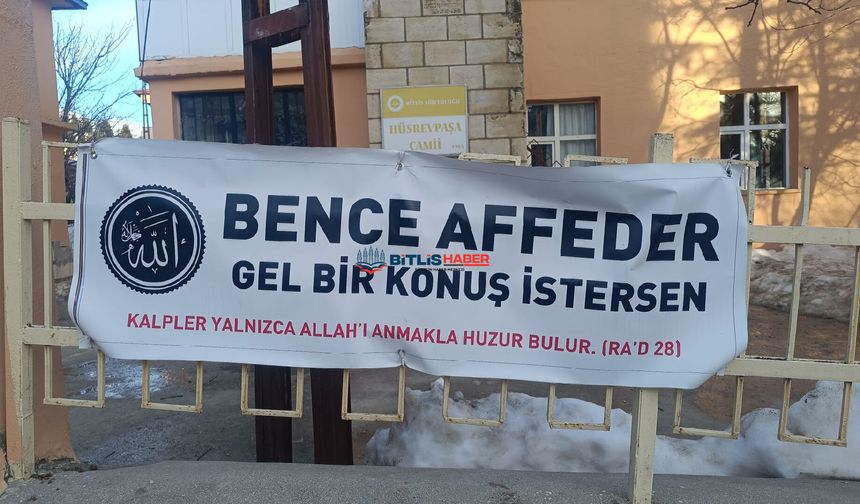 Bitlis’te Cami Önüne Asılan Pankart Dikkat Çekti